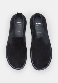 Een paar zwarte suède instapschoenen met elastische zijkanten en leren binnenzolen, gemarkeerd met "Bata Flex & Space."