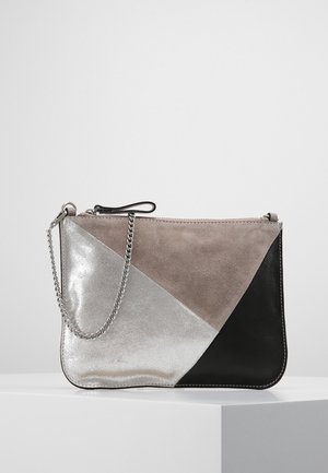 Pochette avec blocs de couleur géométriques en argent métallisé, daim taupe et cuir noir, avec une sangle poignet chaîne argentée et fermeture éclair.