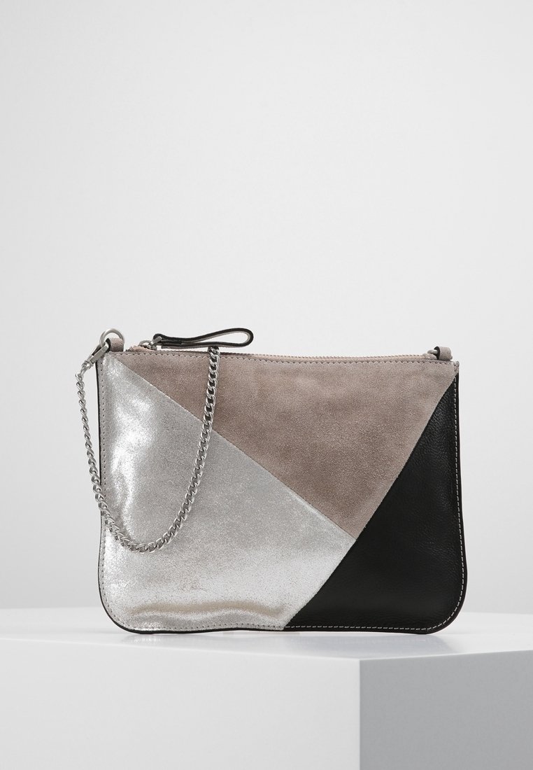 Pochette avec blocs de couleur géométriques en argent métallisé, daim taupe et cuir noir, avec une sangle poignet chaîne argentée et fermeture éclair.