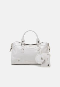 Borsa a mano bianca in pelle con doppi manici, hardware argentato e un'etichetta decorativa. Presenta una texture liscia e accenti di design curvi.