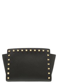 Borsa nera strutturata con borchie a piramide dorate lungo il bordo superiore, realizzata in materiale testurizzato. Presenta una forma rettangolare elegante.