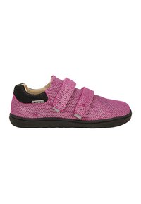 Scarpe rosa con una tomaia testurizzata e scintillante, dotate di due cinturini in Velcro regolabili e un collare nero. Suola in gomma per la durata.