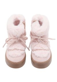 Różowe botki z sztucznego futra na kostkę, o miękkiej fakturze, z sznurówkami, przednim zamkiem błyskawicznym i gumową podeszwą. Zaokrąglony kształt palców z detalami w postaci przeszyć.