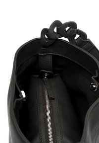 Czarna skórzana torebka na ramię o teksturowanym wykończeniu, z łańcuszkowym uchwytem i zamykaną na zamek kieszenią wewnątrz. Wnętrze podszyte czarnym materiałem.