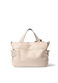 Borsa a spalla in pelle beige con doppio manico superiore, due tasche laterali e dettagli in metallo dorato. Texture liscia e design strutturato.