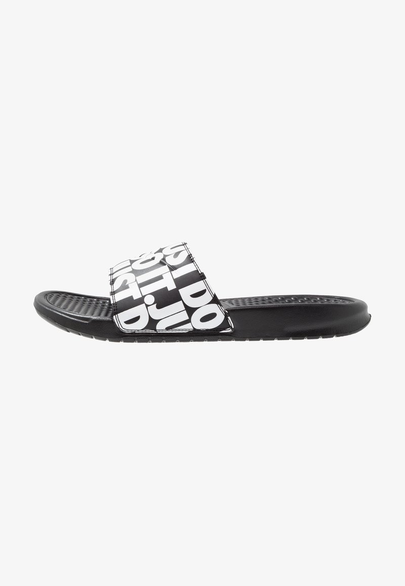 Sandale slide noire avec semelle texturée et bride blanche avec grandes lettres noires et blanches.