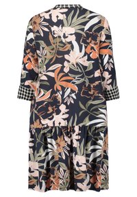 Šaty s květinovým vzorem v tmavě námořnické barvě s béžovými, zelenými a oranžovými akcenty. Mají tříčtvrtinové rukávy a vrstvený volánkový lem.