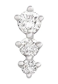 Tres diamantes redondos y transparentes de diferentes tamaños, engastados en plata y dispuestos verticalmente. Cada diamante está sujetado con cuatro garras.
