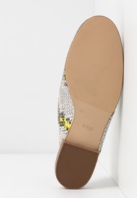 Semelle d'une chaussure plate à motif serpent avec talon texturé marron et avant de la semelle, taille 4½, marque "högl".
