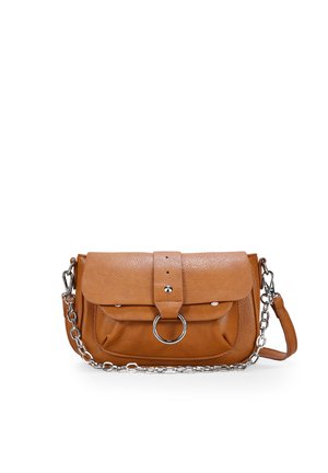 Braune Leder-Crossbody-Tasche mit Klappe, silberner Hardware, kreisförmigem Ringdetail, Ketten- und Ledertrageriemen sowie einer vorderen Tasche mit Druckknopfverschluss.
