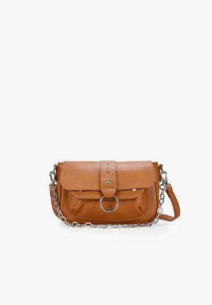 Borsa a tracolla in pelle tan con pattina, hardware argentato, dettaglio ad anello circolare, catena e tracolla in pelle, e una tasca frontale con chiusura a scatto.