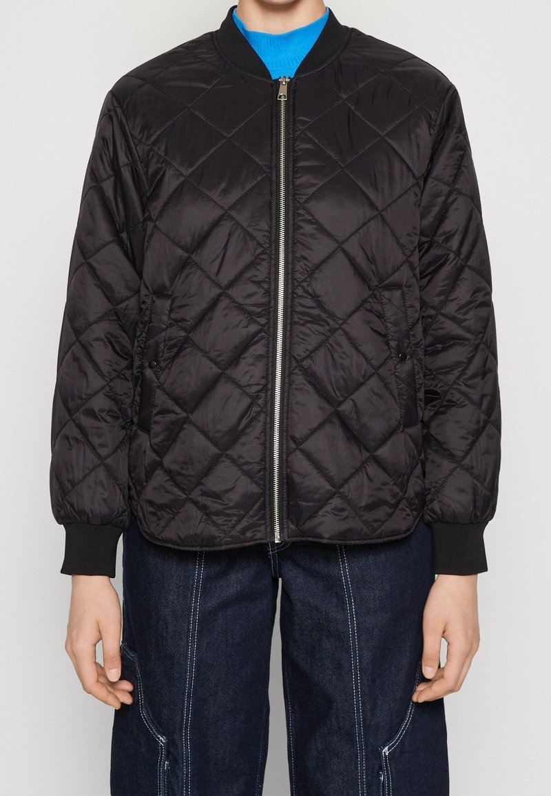 Schwarze, gesteppte Bomberjacke mit einem Frontreißverschluss, gerippten Bündchen und einer glatten Textur. Mit einem Rautenmuster in der Steppung.