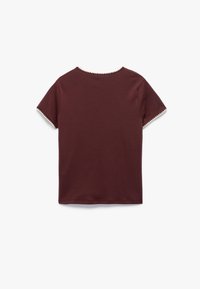 Burgunderröd kortärmad t-shirt med rund halsringning och scalloped kant längs halsen och ärmarna. Slät bomullstyg.