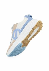 Sneaker leggera con tomaia in mesh beige e dettagli blu, suola in gomma testurizzata e particolare logo circolare di lato.