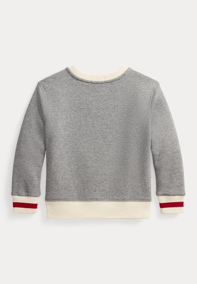 Sudadera gris vista desde atrás con cuello acanalado crema, puños crema y acentos rojos en los puños. Textura suave, diseño casual.