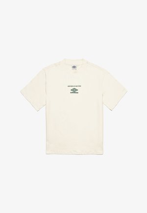 Krémové bavlněné tričko s krátkým rukávem, s nápisem "INSPIROVÁNO NAŠIMI FANOUŠKY" a logem Umbro na hrudi.