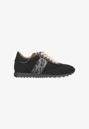 Zapatillas de ante negro con un panel de estampado de leopardo, cordones color crema, forma alargada y suela de goma texturizada con elementos de tracción.