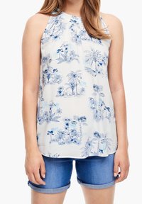 Witte mouwloze haltertop met blauw bloemen- en palmboompatroon; gecombineerd met denim shorts; gladde stof; casual pasvorm.