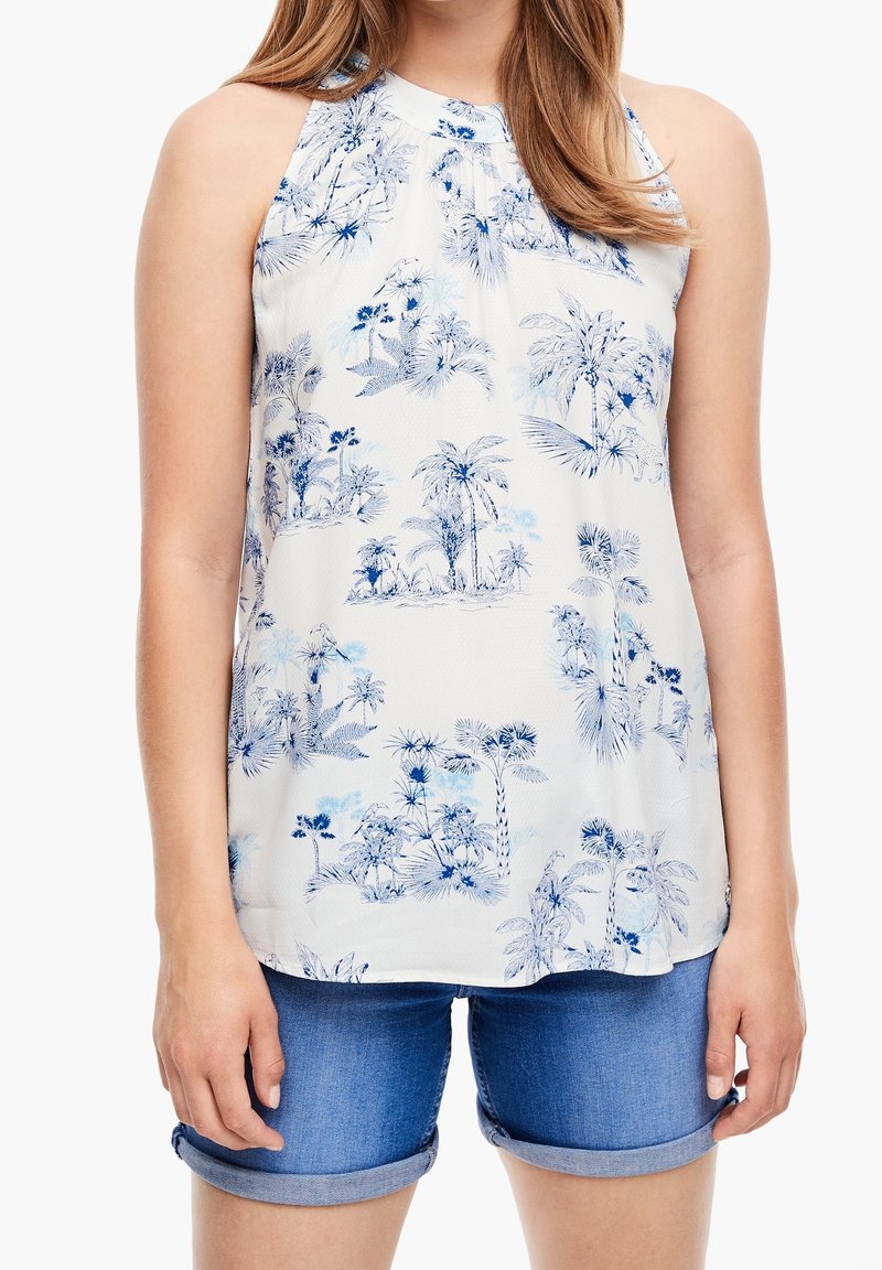 Witte mouwloze haltertop met blauw bloemen- en palmboompatroon; gecombineerd met denim shorts; gladde stof; casual pasvorm.