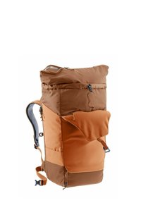 Mochila marrón y beige hecha de tela duradera. Presenta un cierre enrollable, bolsillos con cremallera, correas ajustables y una superficie texturizada.