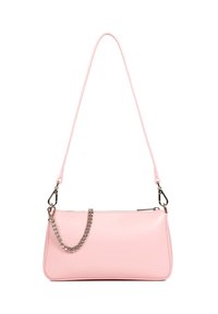 Borsa a tracolla rosa in pelle con una texture liscia, forma allungata e dettaglio in catena argentata. Presenta una sottile tracolla e chiusura con zip.