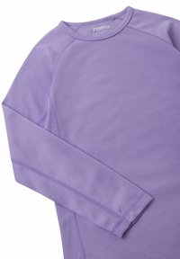 Fioletowa koszula z długim rękawem, wykonana z miękkiego materiału, z rękawami raglanowymi, szwami płaskimi i okrągłym dekoltem z metką z tyłu.