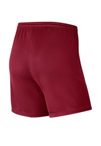 Punaiset urheilushortsit, jotka on valmistettu sileästä ja kevyestä kankaasta. Joustava vyötärö, ei taskuja, suora leikkaus viimeistellyllä hemillä.