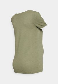 T-shirt canaa com gola redonda, mangas curtas e um corte descontraído. Textura suave com linhas horizontais subtis.