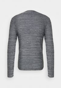 Pull en maille grise avec un motif texturé, encolure ronde, manches longues et silhouette ajustée, vu de dos.