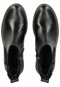 Botas de tobillo de cuero negro con un acabado suave, cremalleras laterales, punteras redondeadas y una pequeña lengüeta en la parte trasera. Detalle de costura en contraste.