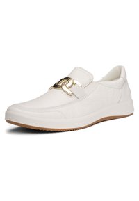 Witte casual instapschoen van getextureerd leer, platte rubberen zool, elastische zijbanden en een gouden decoratieve metalen ketting bovenop.