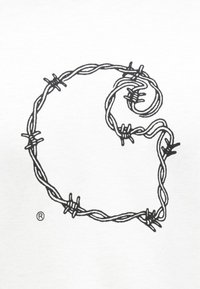 Λευκό ύφασμα με μαύρο περίγραμμα ενός στυλιζαρισμένου συρματοπλέγματος που σχηματίζει το γράμ μα "G", με βρόχους και αιχμηρές ακίδες. Λογότυπο της μάρκας στη γωνία.