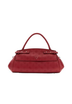 Bolso de mano de cuero rojo con patrones florales en relieve, asa superior, cierre de solapa y placa de logo metálica triangular en el centro delantero.