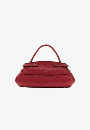 Sac à main en cuir rouge avec motifs floraux embossés, poignée supérieure, fermeture à rabat et plaque métallique triangulaire avec logo au centre devant.