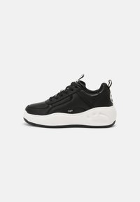 Baskets en cuir noir avec une finition texturée, une semelle intermédiaire blanche, une semelle extérieure en caoutchouc et un logo circulaire sur le talon.