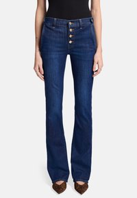 Jeans in denim blu scuro a vita alta con chiusura a cinque bottoni, design a gamba dritta e delicati effetti di usura sul davanti. Accentuati da passanti per cintura.