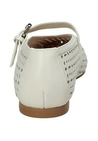 Scarpa in pelle beige perforata con cinturino posteriore e fibbia, suola piatta e design aperto per la ventilazione. Finitura liscia con suola color cuoio.