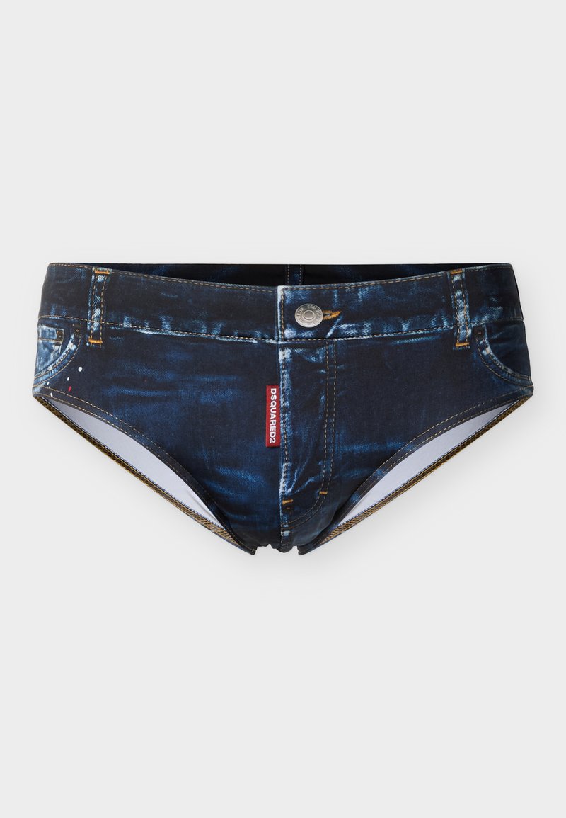 Slip de bain taille basse avec imprimé denim bleu foncé, détail bouton à l'avant, et petite étiquette de marque rouge sur le côté droit.