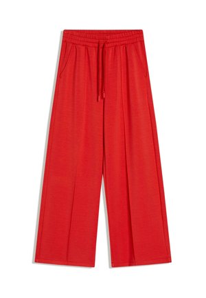 Røde bukser med vidde i benene, elastisk talje, snor og forlommer, lagt fladt på en hvid baggrund.