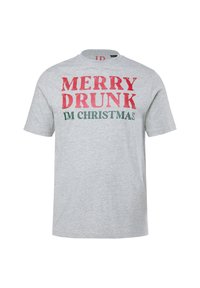 Grijze katoenen t-shirt met een ronde halslijn. De voorkant heeft grote rode en groene tekst: "MERRY DRUNK I'M CHRISTMAS." Korte mouwen. Geen patronen.