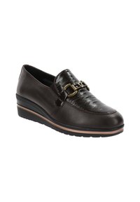 Scarpa slip-on in pelle marrone con finitura lucida, munita di una fibbia decorativa in oro e di una suola a cuneo bassa con battistrada in gomma.