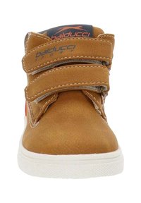 Scarpa alta in suede marrone con due cinturini in velcro, suola in gomma bianca e un accento nero e arancione sulla linguetta.