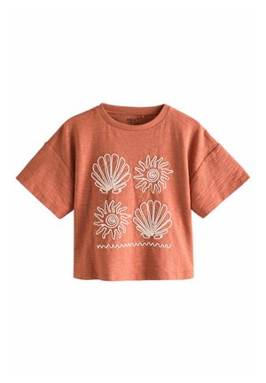 Rustrød cropped t-shirt med korte ærmer. Har hvide broderede sol- og skaller-designs, tekstureret stof og en rund halsudskæring.