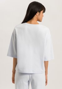 Světle modré oversized tričko s kulatým výstřihem a krátkými rukávy, vyrobené z jemné bavlny. Hladký povrch a jednoduchý design.