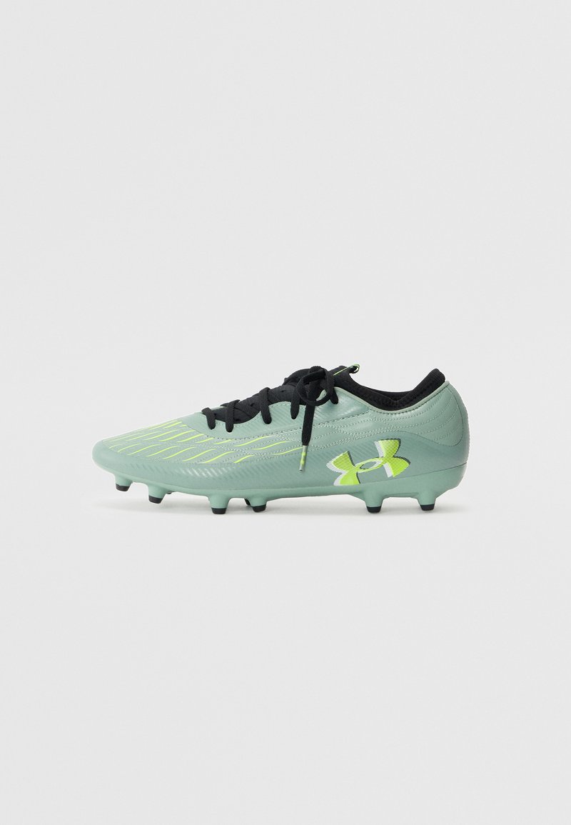 Svijetlozeleni nogometni kopački s crnim vezicama, teksturirana gornja površina i crni potplat, s žutim logom Under Armour s strane.