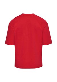 Camiseta roja de manga corta fabricada en algodón, con cuello redondo y corte relajado. La tela es suave, de un color sólido y con costuras mínimas.