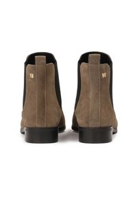 Botine din suede maro cu panouri elastice laterale negre, detaliu cu logo auriu și talpă netedă din cauciuc negru; design elegant și structurat.