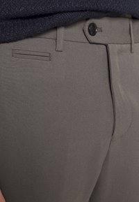 Lindbergh CLUB PANTS - Chinos - deep olive