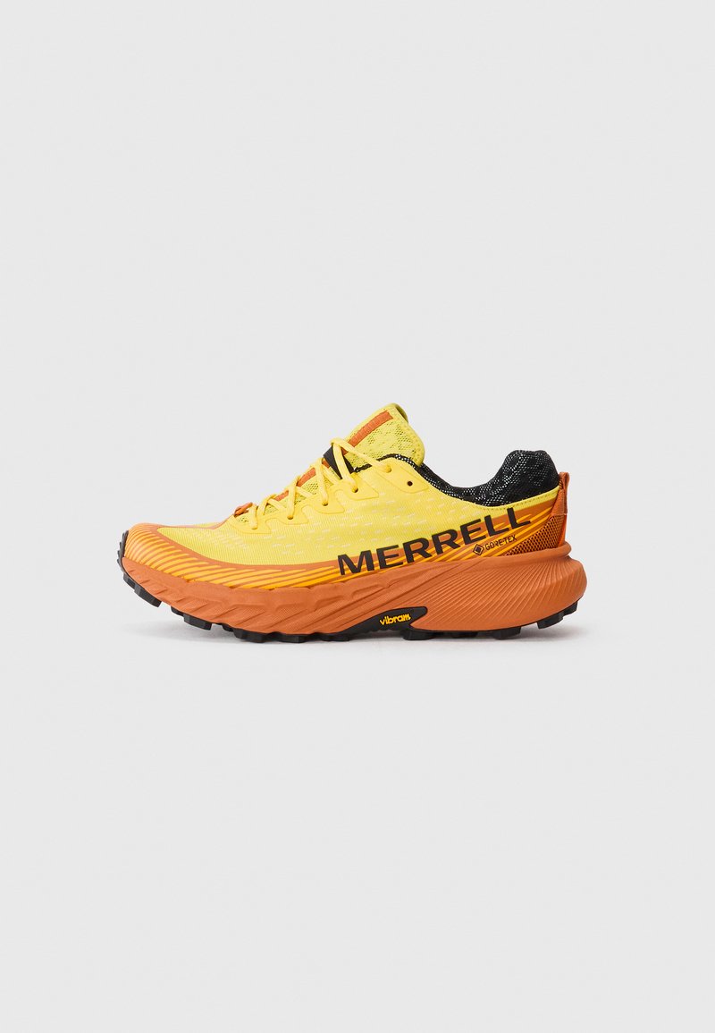 Chaussure de course Merrell en jaune vif et orange, présentant un dessus en maille légère, une semelle texturée et un logo bien en vue sur le côté.