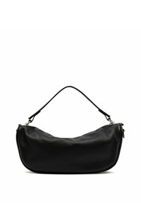 Borsa a mano in pelle nera con forma curvata, manico superiore e chiusura con zip. Presenta una texture liscia e un design minimalista.